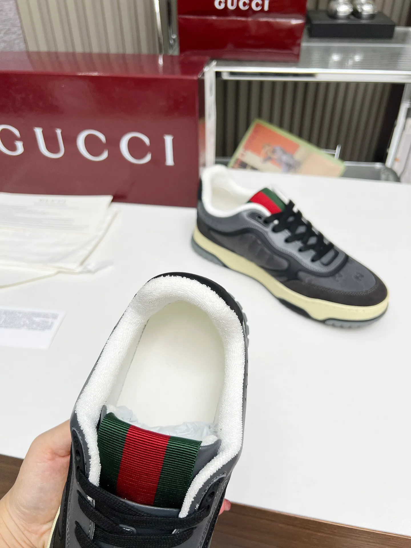 [G Home] P: 600💰 Couple size: Female 35-40. Male 39-44 (45 custom-made) 🆕2025.GUCC Gucci original order quality The latest popular high and low top aged couple sneakers series shipped original purchase development and production, this high and low top sneakers adopt a basketball-style silhouette design, cleverly integrated with hollow panels and distressed effects, showing unique ingenuity. The ingenuity incorporates brand logo details such as interlocking Double G styling accessories and Gucci lettering, a low-key tribute to the brand's design heritage. Exquisite packaging at the delivery counter 🛍📦 ▪️ Fabric: Original customized imported first-layer cowhide ▪️ Inner lining: Imported first-layer cowhide ▪️ Sole: Original molded two-color TPU sole ▪️ Sole thickness: 3cm